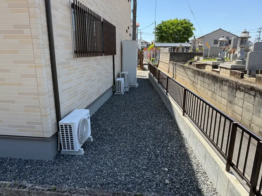 家の裏は日陰になっているので家庭菜園には適さない